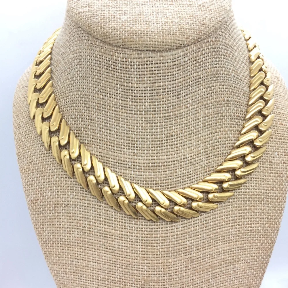 !!SOLD!! VINTAGE 80S MONET BRUSHED GOLD TONE NECKLACE COLLAR INTERLOCKING